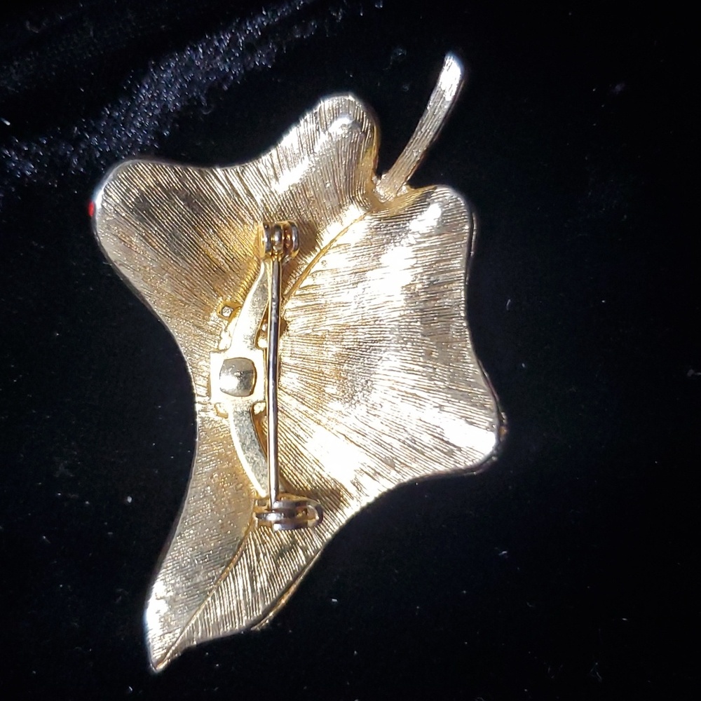 Retro red and gold Enamel leaf brooch. - Picture 2 of 5